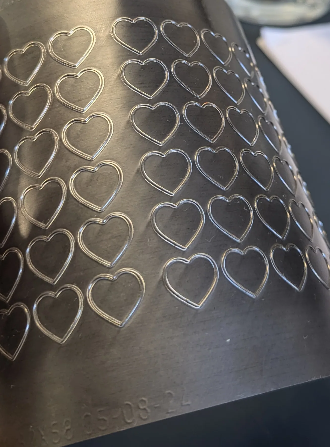 Flexible die-cutting tool with shaped cutting detail