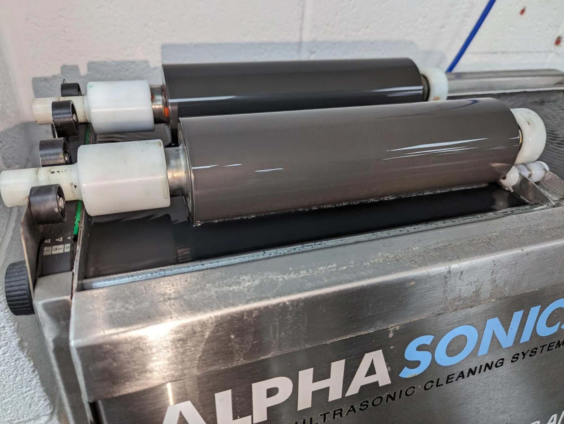 Ultrasonic cleaning tank and printing rollers